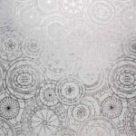 Papel regalo metalizado plata dibujos mandalas en blanco