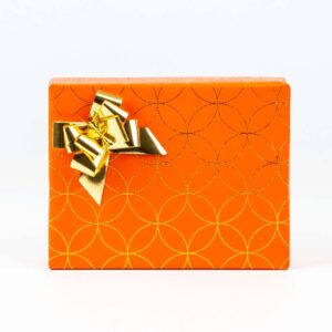 Papel regalo metalizado oro con fondo naranja y dibujos de aros entrelazados art