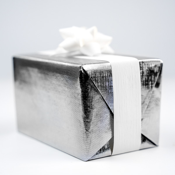 papel regalo metalizado plata textura pompon blanco