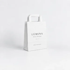 Bolsa de papel blanca pequeña personalizada con asa plana 18x8x24 cm, ejemplo Lúmina