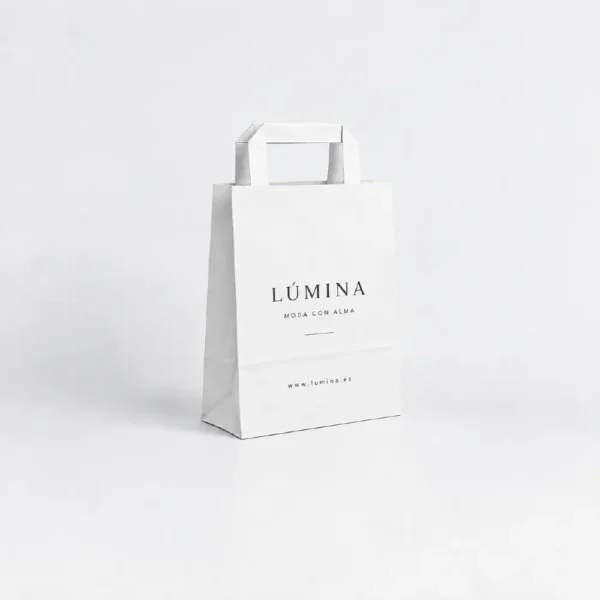 Bolsa de papel blanca pequeña personalizada con asa plana 18x8x24 cm, ejemplo Lúmina