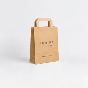 Bolsa de papel kraft pequeña personalizada con asa plana 18x8x24 cm, ejemplo Lúmina
