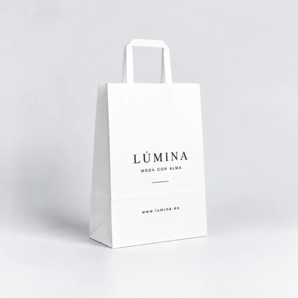 Bolsa de papel blanca personalizada con asa plana 22x10x28 cm, ejemplo Lúmina