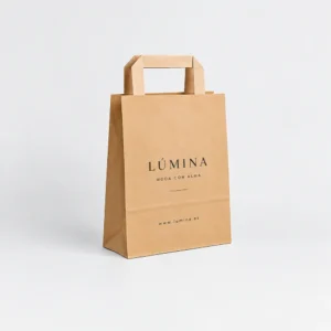 Bolsa de papel kraft personalizada con asa plana 22x10x28 cm, ejemplo Lúmina