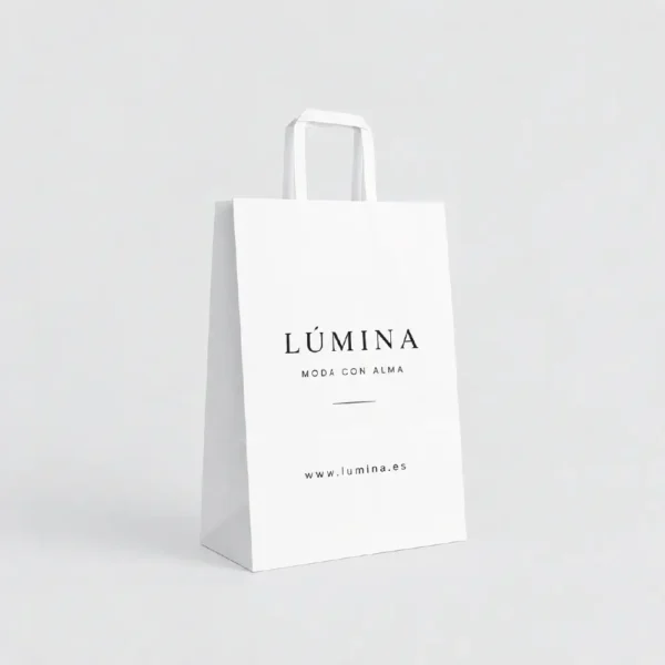 Bolsa de papel blanca personalizada con asa plana 27x12x35 cm, ejemplo Lúmina