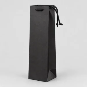 Bolsa negra para botella Magnum vista en perspectiva, con fuelle lateral y asas de cordón de algodón negro