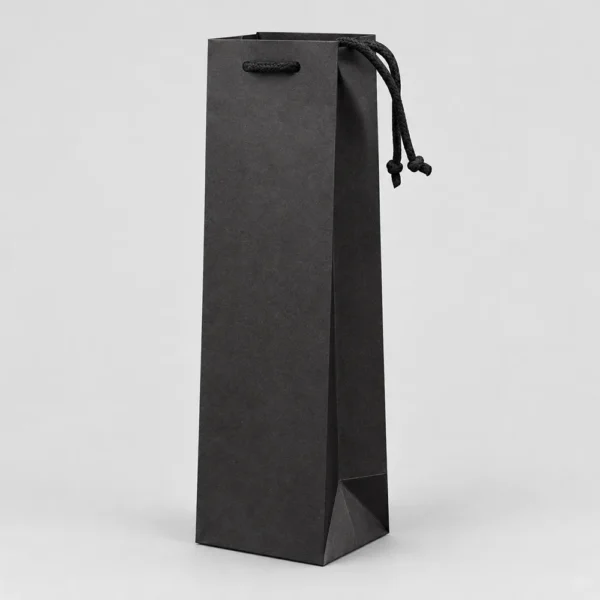 Bolsa negra para botella Magnum vista en perspectiva, con fuelle lateral y asas de cordón de algodón negro